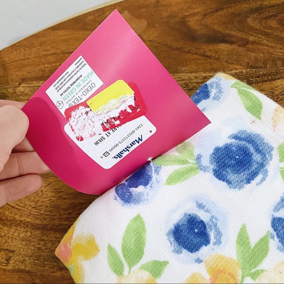 (2) Cynthia Rowley “Bride to Be” Kitchen Towels - Picture 4 of 5